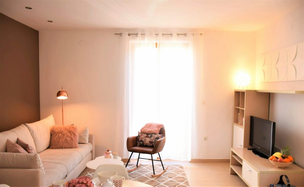 Salón con luz natural, ideal para las fotos al vender tu piso en Las Palmas